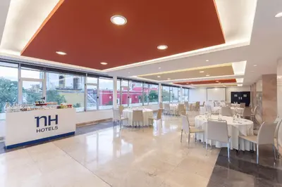 Un restaurante o sitio para comer en NH Puebla Centro Histórico