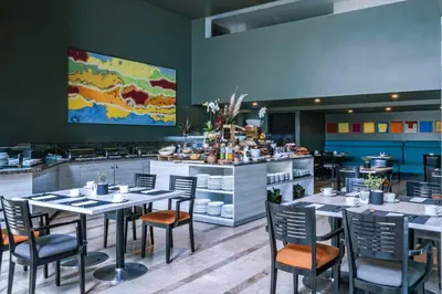 Comida en o cerca de este hotel