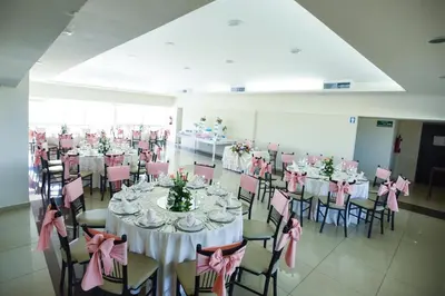 Un restaurante o sitio para comer en Howard Johnson by Wyndham Veracruz