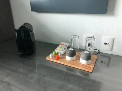 Utensilios para hacer té y café en We Hotel Aeropuerto
