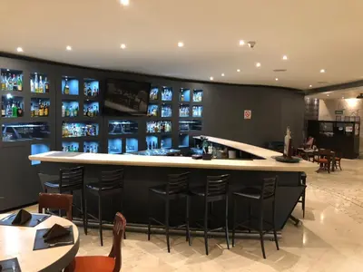El salón o zona de bar de We Hotel Aeropuerto