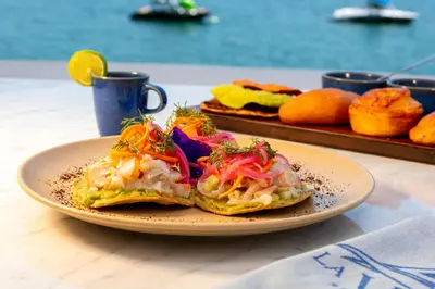 Comida en o cerca de este hotel