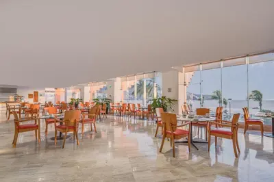 Un restaurante o sitio para comer en Copacabana Beach Hotel Acapulco