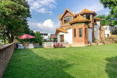 Jardín al aire libre en Castillo San Carlos Lomas de Cocoyoc con Cancha de Padel 16Huespedes