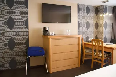 Una televisión o centro de entretenimiento en Hotel Riazor Aeropuerto