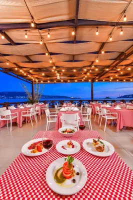 Comida en o cerca de este hotel
