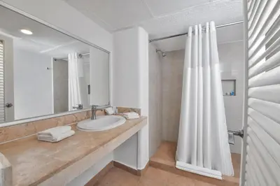 Un baño de Krystal Beach Acapulco