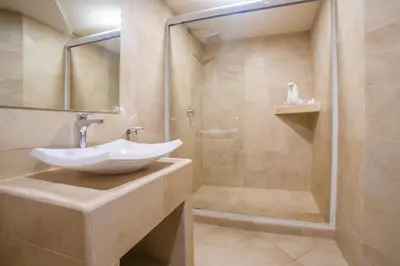 Un baño de Mayev Express