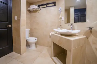 Un baño de Mayev Express
