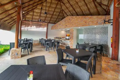 Un restaurante o sitio para comer en Mayev Express