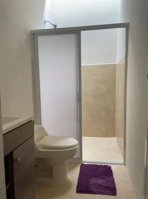 Un baño de Casa de verano totalmente equipada y amueblada