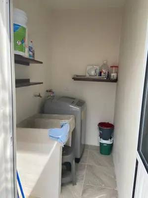 Un baño de Casa de verano totalmente equipada y amueblada
