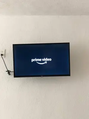 Una televisión o centro de entretenimiento en Marina Diamante Acapulco con todos los Servicios