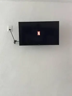 Una televisión o centro de entretenimiento en Marina Diamante Acapulco con todos los Servicios