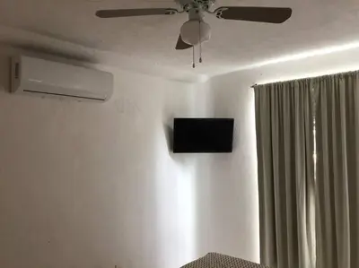 Una televisión o centro de entretenimiento en Marina Diamante Acapulco con todos los Servicios
