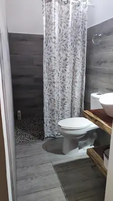 Un baño de Casa Sixta a 7min del aeropuerto internacional PMX y 2 cuadras terminal autob ADO