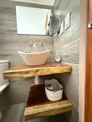 Un baño de Casa Sixta a 7min del aeropuerto internacional PMX y 2 cuadras terminal autob ADO
