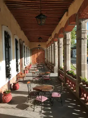 Un restaurante o sitio para comer en Hacienda Soltepec Suites Campo de Golf