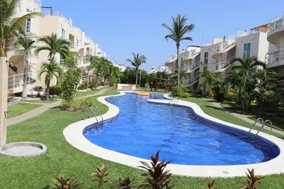 Piscina en o cerca de depto relajante Diamante