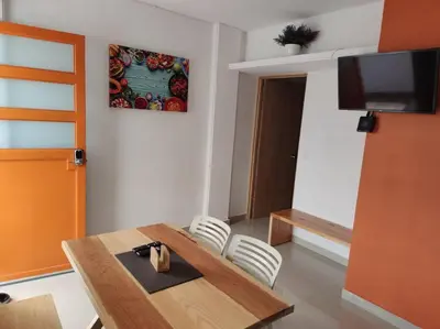 Una televisión o centro de entretenimiento en Naranja Departamento 33 M2 nuevo