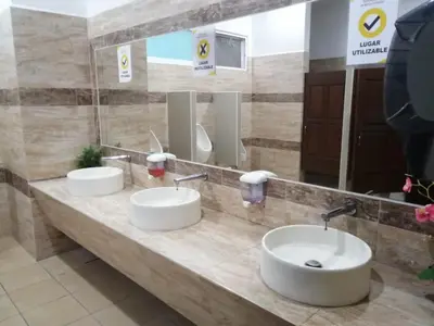 Un baño de Hotel JS