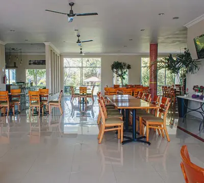 Un restaurante o sitio para comer en Hotel JS