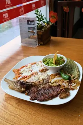 Comida en o cerca de este hotel