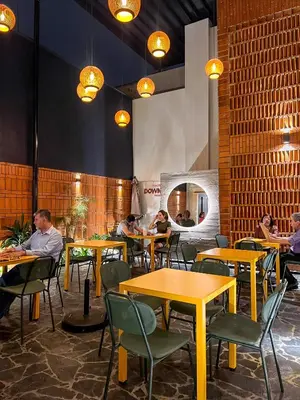 Un restaurante o sitio para comer en Estacion Alameda Downtown