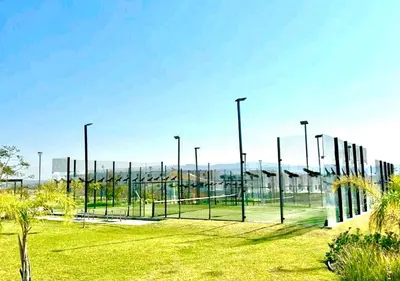 Instalaciones para jugar a tenis o squash en Aceptamos 1 mascota mini o raza peq selecciona la tarifa CON MASCOTA o paga la tarifa directa al anfitrion o alrededores