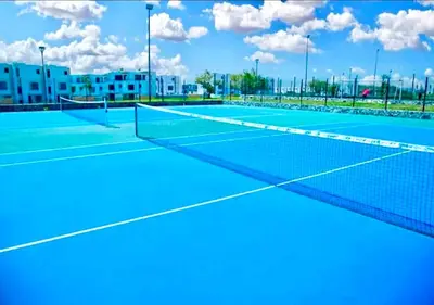 Instalaciones para jugar a tenis o squash en Aceptamos 1 mascota mini o raza peq selecciona la tarifa CON MASCOTA o paga la tarifa directa al anfitrion o alrededores