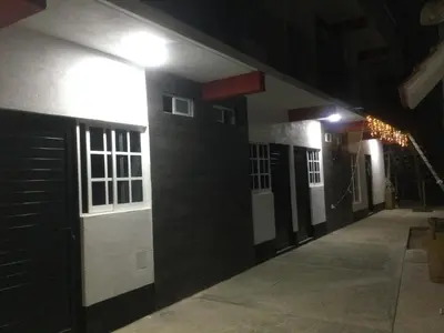 Edificio en el que se encuentra el hostal o pensión