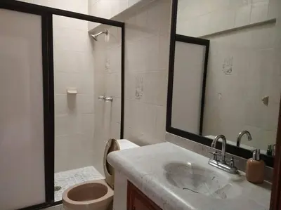 Un baño de HERMOSA CASA EN CUERNAVACA: JARDÍN DEL LAGO