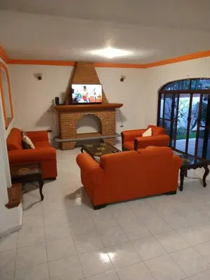 Una televisión o centro de entretenimiento en HERMOSA CASA EN CUERNAVACA: JARDÍN DEL LAGO