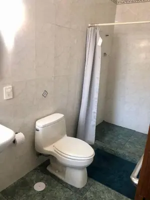 Un baño de Sexto piso y vista al mar
