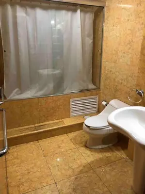 Un baño de Sexto piso y vista al mar