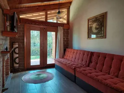 Zona de estar de cabaña el rio la grande