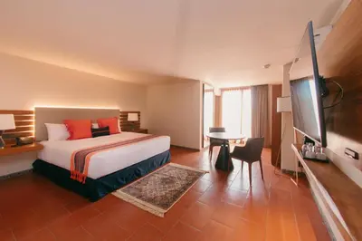 Una televisión o centro de entretenimiento en Casa Azulai Puebla Hotel Boutique