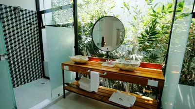 Un baño de Hotel La Casa de los Árboles Immersive Experience