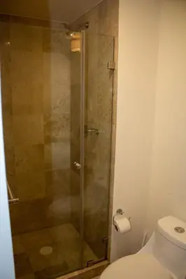 Un baño de Condo en Zona de Hospitales Condo en Planta Baja