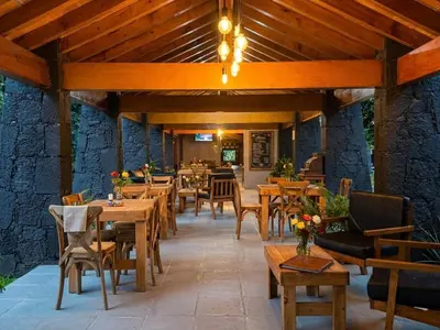 Un restaurante o sitio para comer en Orgánico Hotel Boutique TEPOZTLÁN