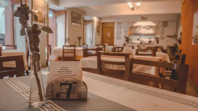 Un restaurante o sitio para comer en Hotel Aurora