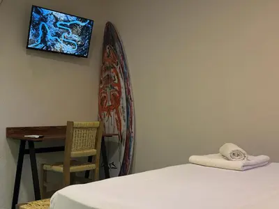 Una televisión o centro de entretenimiento en La punta surfhouse