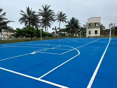 Instalaciones para jugar a tenis o squash en MiKiPi Hotel Boutique o alrededores