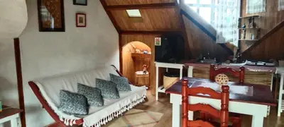 Zona de estar de Cabañita con cocineta y vista a la montaña