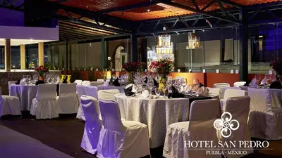 Un restaurante o sitio para comer en Hotel San Pedro Puebla