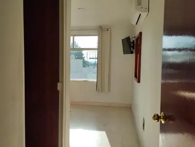 Una televisión o centro de entretenimiento en Hotel Villa Esmeralda