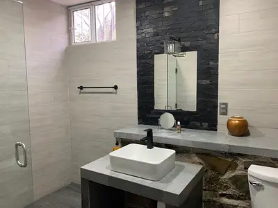 Un baño de La Cabaña