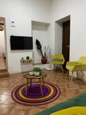 Una televisión o centro de entretenimiento en Casa Ceiba/Dpto. entero cerca del Centro Histórico