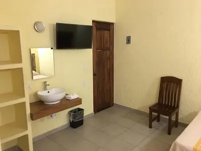 Una televisión o centro de entretenimiento en Hotel Maria Mixteca