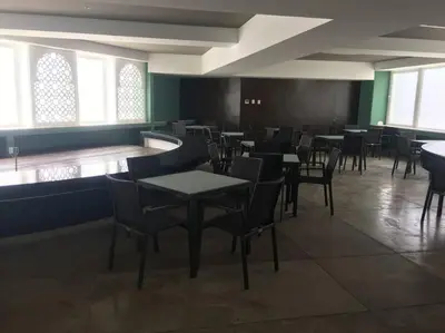 Un restaurante o sitio para comer en Luxury apartment in front of Acapulco Beach